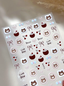 Détail macro de stickers 3D pour ongles avec oursons mignons et nœuds roses