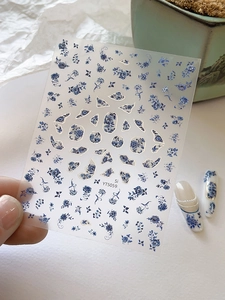 Adesivi per unghie stile porcellana bianca e blu con motivi floreali in rilievo argento