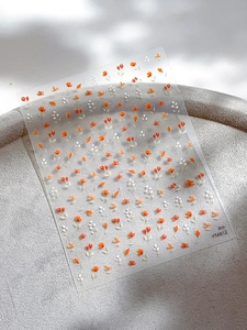 Dettaglio macro degli adesivi per nail art YT4912 con piccoli fiori arancioni