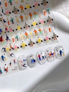 Makro-Detail der handgezeichneten Cartoon-Nagelaufkleber mit verschiedenen Posen und Modellen
