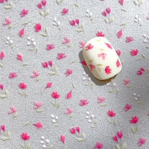 Adesivi per nail art floreali minimalisti con fiori rosa su base bianca pura