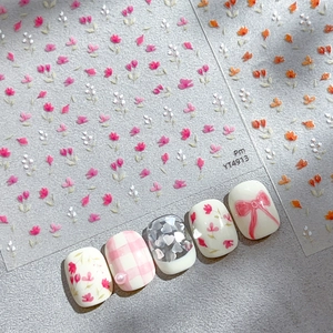 Adesivi floreali per unghie con fiocchi rosa e motivi a quadri per una manicure elegante