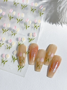 Vue détaillée des autocollants à ongles Tulip Love avec motifs floraux roses et faux ongles