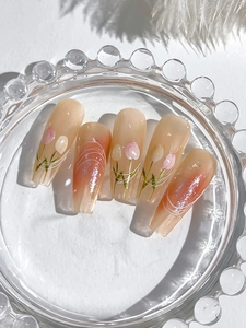 Détail de stickers à ongles tulipe rose avec dégradés de paillettes et motifs blancs