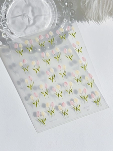 Vue détaillée de stickers à ongles tulipes roses et jaunes avec feuilles vertes