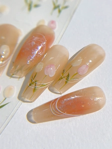 Détails de faux ongles ballerine dégradés avec motifs tulipes et fines paillettes brillantes