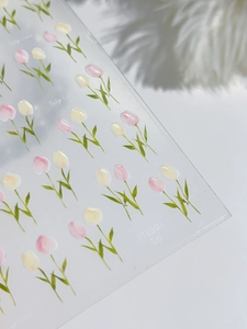 Vue macro de stickers ongles tulipes aquarelle avec texte Tulip Love et code YT5301