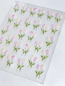 Vue détaillée des stickers ongles tulipes en relief 3D avec textures florales