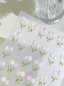 Détail macro de stickers ongles tulipe avec textures aquarelles sur support transparent