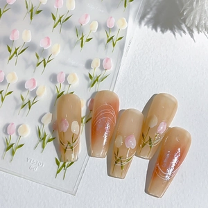 Stickers à ongles tulipe et faux ongles dégradés sur fond blanc épuré