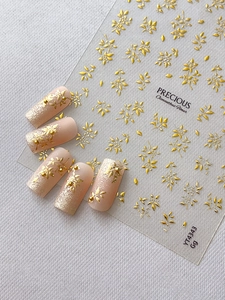 Makroaufnahme von goldener Osmanthus-Nagelaufkleber mit eleganten 3D-Prägemustern