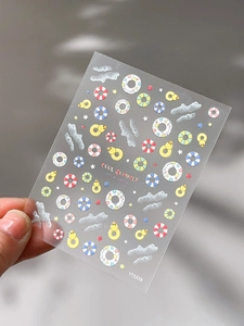 Dettaglio di adesivi per unghie estivi con papere e salvagenti multicolore