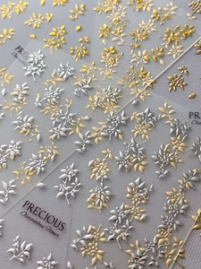 Makroaufnahme von 3D-Prägung Gold- und Silber-Osmanthus-Blüten Nagelaufklebern mit Reliefeffekt