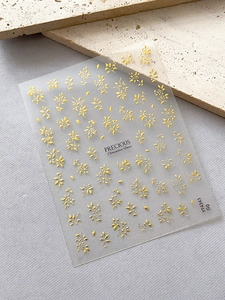 Detail von silbernen Osmanthus-Blumen-Nagelaufklebern aus der Precious-Kollektion