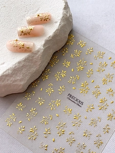 Detail von Osmanthus-Nagelaufklebern und rosa Verlaufsnägeln mit goldenen Perlen