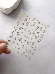 Nahaufnahme goldener Osmanthus-Blüten-Nagelaufkleber mit metallischer Relieftextur YT4344