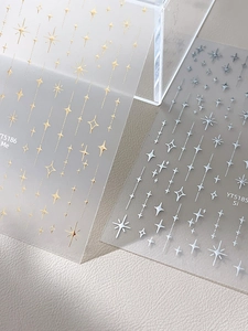 Détail macro de stickers à ongles étoiles argentées avec motifs métalliques sur cuir