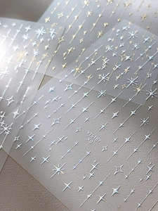 Détail macro de stickers pour ongles étoile argentée avec paillettes et éclat laser