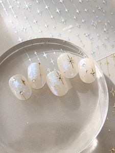 Détails macro des faux ongles YT5185 avec étoiles argentées, croix et strass brillants