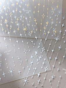 Gros plan de divers autocollants à ongles étoiles argentés et holographiques variés
