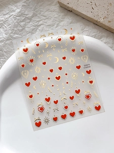 Détails d'autocollants à ongles dorés avec motifs de cœurs rouges et lunes brillantes