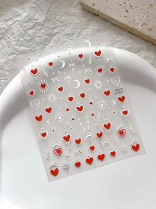Vue détaillée d'autocollants pour ongles avec motifs de cœurs rouges et étoiles