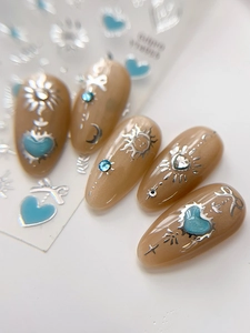 Détails d'autocollants nail art argentés avec lunes, étoiles et cœurs nacrés bleus