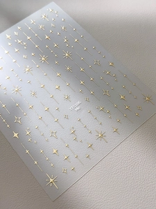 Vue détaillée des autocollants pour ongles étoiles argentées avec finition métallique chic