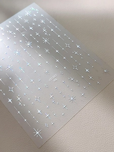 Vue détaillée d'autocollants pour ongles avec étoiles holographiques argentées brillantes