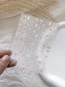 Détails macro d'autocollants pour ongles avec motifs lune et cœur en feuille d'argent