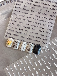 Détail de stickers nail art lettrage en relief avec motifs minimalistes de chat et chien