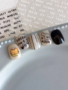 Détail d'autocollants nail art embossés avec chats et chiens et textes anglais épurés