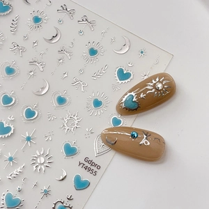 Autocollants à ongles brillants avec soleil lune et cœur argenté sur ongles amande