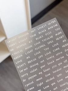 Détails d'autocollants gaufrés mats translucides avec typographie anglaise artistique blanche