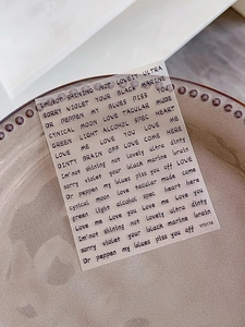 Détails d'autocollants pour ongles avec texte anglais sur un plateau en céramique