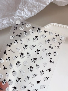 Détail macro d'autocollants gaufrés pour ongles avec moutons et cochons au fini mat