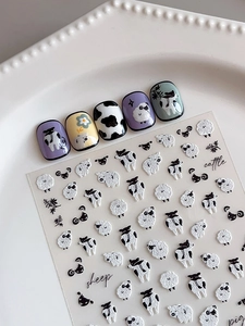 Détail d'autocollants 3D pour ongles avec de mignons moutons, vaches et cochons