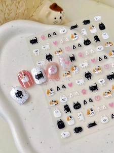 Détails de stickers nail art chat mignon avec cœurs et pattes sur différents ongles