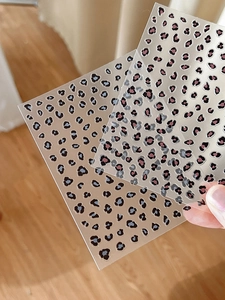 Détail des autocollants pour ongles motif léopard bleu et rose sur feuilles adhésives