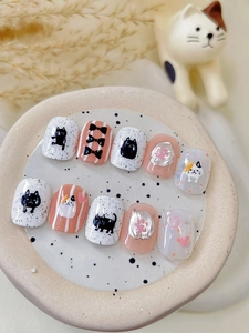 Détails de faux ongles faits main thème chat avec relief de patte 3D et motifs nœuds