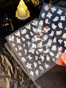 Gros plan de stickers à ongles Halloween avec fantômes et citrouilles pour manucure DIY