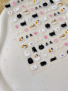 Détail d'autocollants pour ongles chat mignon avec motifs noir blanc et cœurs roses