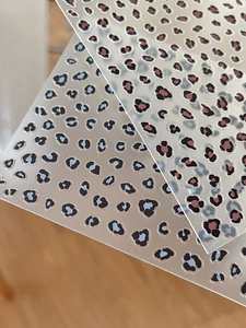 Gros plan d'autocollants pour ongles motif léopard bleu et rose avec support adhésif