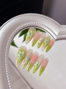 Détail macro de nail art floral 3D avec ongles stiletto dégradé vert et kit de 10
