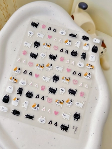 Détail macro de stickers d'ongles chat de dessin animé avec divers motifs et pattes de chat