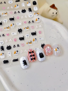 Détail macro de stickers pour ongles chat cartoon et faux ongles roses sur plateau