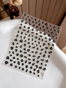 Vue détaillée d'autocollants pour ongles à motif léopard noir et gris pour manucure