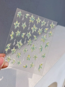Détail macro d'autocollants 3D fleurs vertes avec texte Happy Hour sur support PET transparent