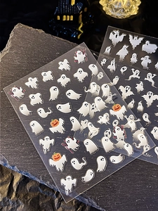 Détails des autocollants d'ongles fantômes d'Halloween avec motifs blancs sur pierre sombre
