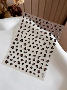 Détail de stickers nail art léopard auto-adhésifs présentés sur un plateau en céramique